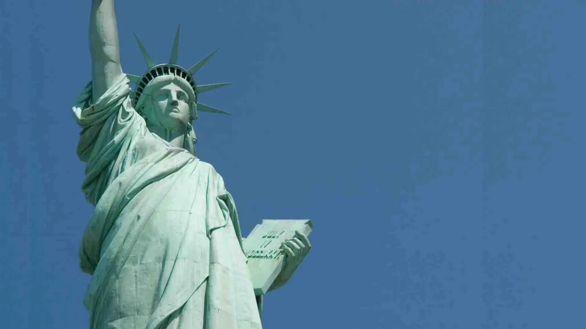 A statue of liberty with the sky in background.